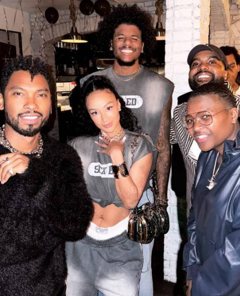 埃贝尔：诺伊尔仍是世界最佳门将之一；续约问题我们会联系他（埃贝尔：诺伊尔依旧位列世界顶级门将；续约事宜将与其沟通）