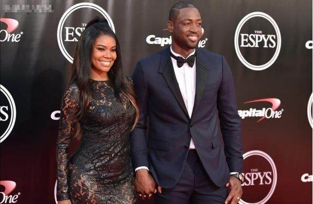 门将扑出关键点球，球迷热议（门将神扑化解点球，球迷掀起热议）