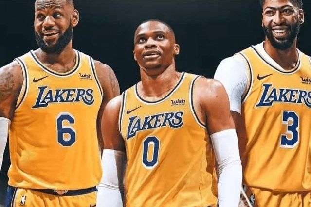 感受土超的气氛，埃德森在伊斯坦布尔德比中遭球迷投掷塑料杯（土超氛围拉满：伊斯坦布尔德比中埃德森遭球迷掷塑料杯）