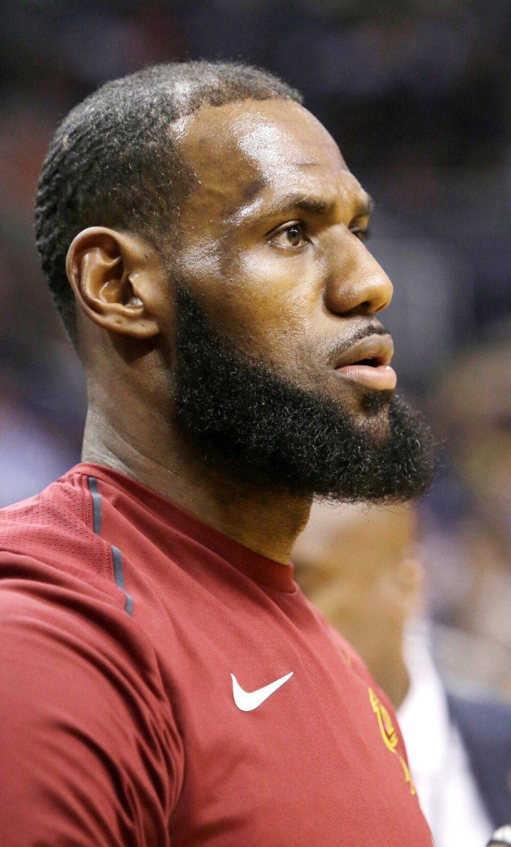 下半场心态爆炸！埃迪11中5得到11分10篮板6犯离场（下半场心态崩盘！埃迪11投5中拿下11分10篮板，6犯毕业）