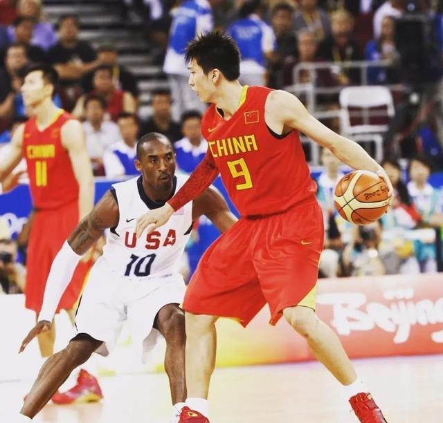 一贝蒂斯球迷袭击了一巴萨球迷，部分球迷甚至高喊“你真棒”（一名贝蒂斯球迷袭击巴萨球迷，现场有人起哄高喊“你真棒”）